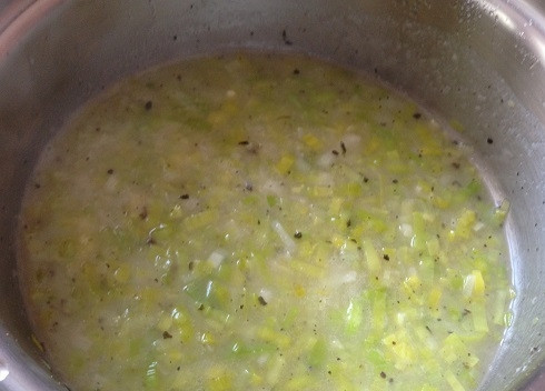 1. Этап. Итальянский луковый суп: 6. Варим до загустения, минуты 3 примерно.