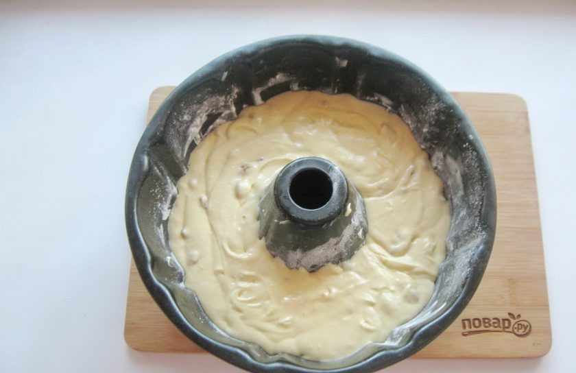 1. Этап. Лимонный кекс с изюмом: Смажьте форму маслом, посыпьте мукой и выложите тесто.
