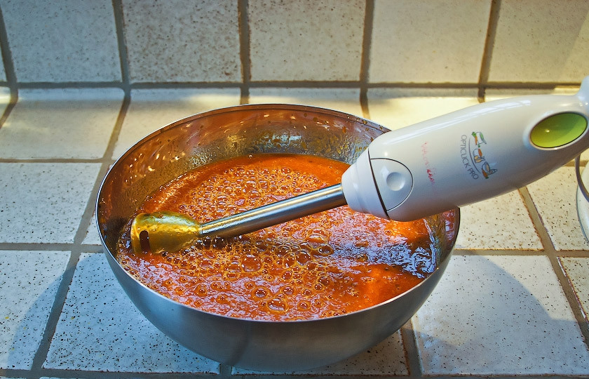 1. Этап. Джем из кактуса: Блендером измельчить плоды.