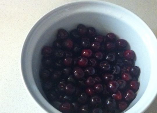 1. Этап. Клафути из черешни: 1. Черешню освободите от черенков и хорошо вымойте.