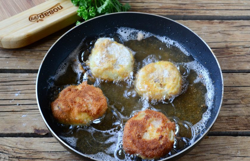 1. Этап. Хот-дог в луковых колечках: Выкладывайте луковые кольца в разогретое растительное масло и жарьте до золотистого цвета.