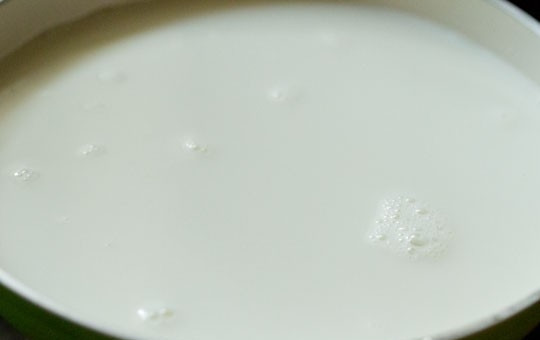 1. Этап. Заварной крем для Наполеона без яиц: 1. Молоко налейте в кастрюльку и поставьте на огонь.