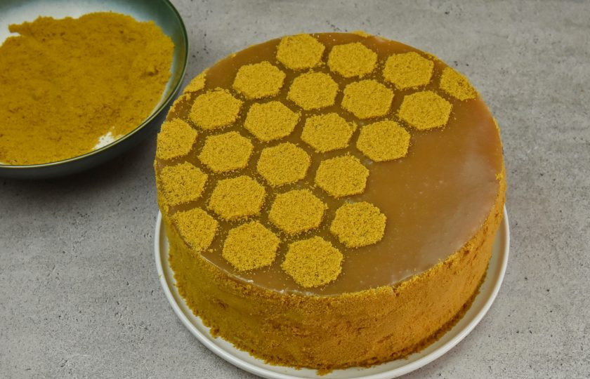 1. Этап. Торт Медок: Украсьте торт используя крошку из обрезков и остатков медовых коржей.