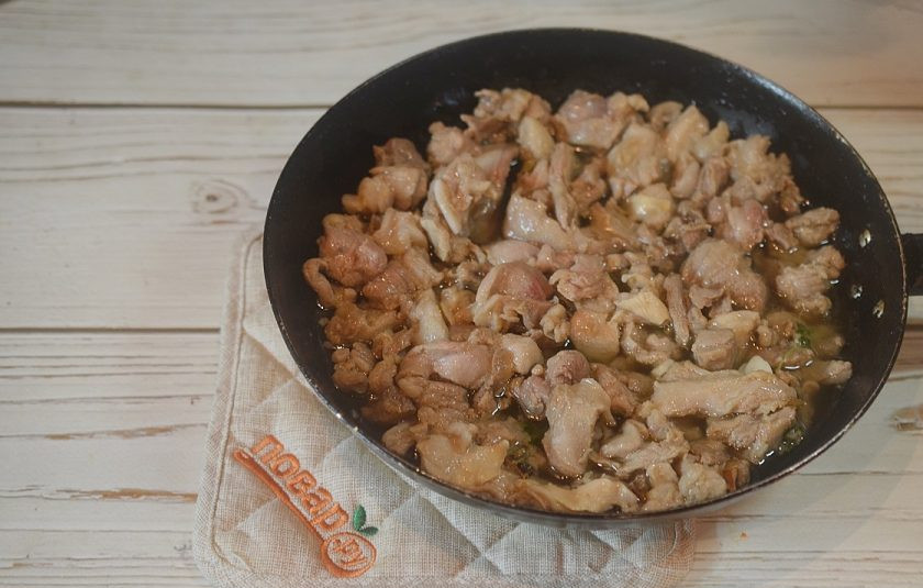 1. Этап. Баранина в пиве с пряными сливами: 5. Обжарьте мясо на сковороде (маринад сохраните) с добавлением масла. Переложите мясо в миску.