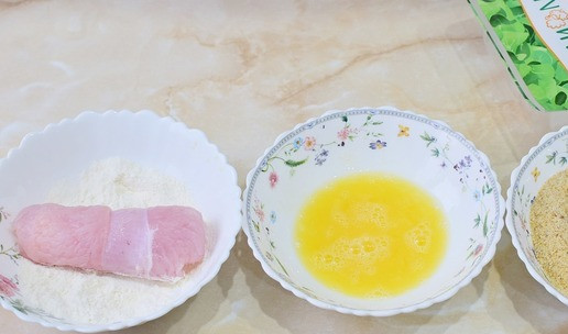 1. Этап. Мясные рулеты для перекуса: Мясные рулетики обваляйте в муке, затем окуните в яйцо и в панировочные сухари.