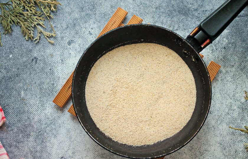 1. Этап. Смоленская каша: В сухую сковороду насыпьте манную крупу и поставьте на средний огонь. Обжаривайте крупу до золотистого цвета и приятного аромата, перемешивая.