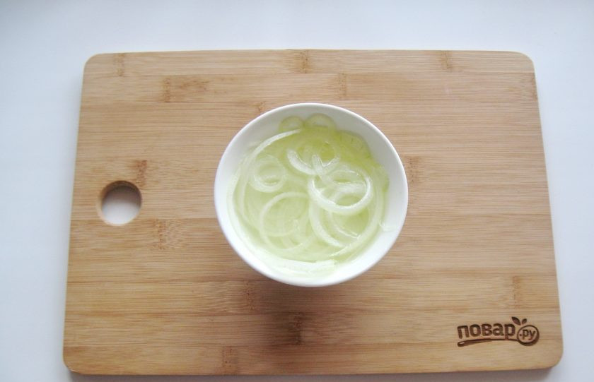 1. Этап. Шакароб: Залейте лук горячей водой. Таким образом он потеряет свою горечь. После воду слейте и ополосните его уже холодной водой.