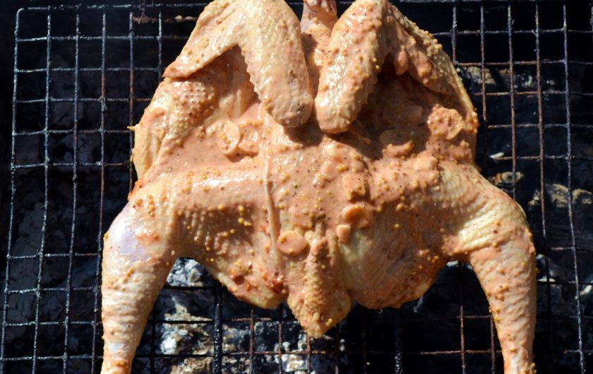 1. Этап. Курица на мангале целиком: Вот в таком виде лучше всего жарить курицу на мангале целиком. Выложите ее на решетку на горячие угли.