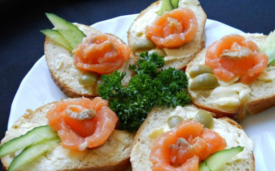 1. Этап. Маленькие бутерброды с семгой: Украшаем бутерброды тонко порезанными огурчиками и петрушкой. Приятного аппетита!