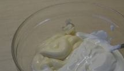 1. Этап. Куриные крылышки в горшочке: 5. Готовим соус: в сметану добавляем майонез, специи. Солим и тщательно перемешиваем.