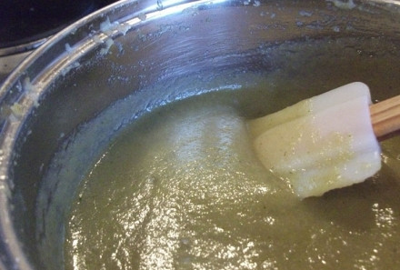 1. Этап. Варенье из груши дюшес: Мягкие дольки груш протираем ситом до состояния кашицы. Опускаем грушевое пюре в кастрюлю с водой, в которой они варились, посыпаем сахаром. Ставим кастрюлю на медленный огонь и, помешивая, вари до уменьшения объема массы в два раза.