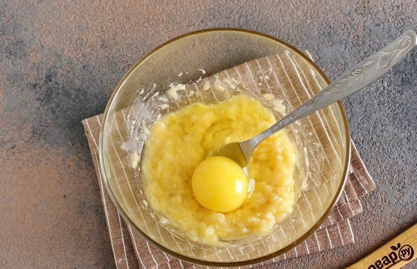 1. Этап. Диетические кексы: Добавьте яйцо.