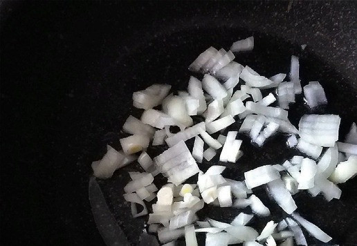 1. Этап. Картофельная запеканка с консервированным тунцом: Для пюре нам нужно позолотить лук в масле на сковороде до мягкости. Сильно не зажаривайте. Это скажется на вкусе. Я для себя больше лук притомила.