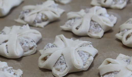 1. Этап. Пирожки закусочные с курицей: Так поступить со всем тестом. Выложить на пергамент. Желток разболтать и смазать пирожки.