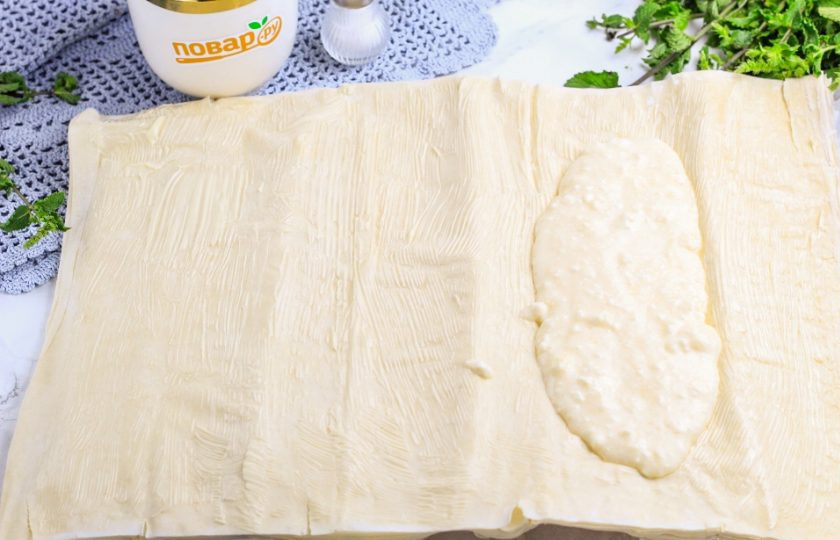 1. Этап. Болгарская баница: На край листов выложите треть творожной начинки и заверните края внутрь. Затем сверните два листа рулетом, чтобы начинка оказалась внутри.