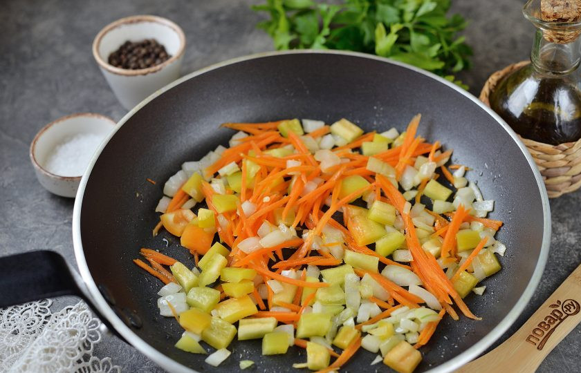 1. Этап. Каша из риса и булгура 1000 и одна ночь: Разогрейте в сковороде растительное масло, выложите в него нарезанный лук, морковь и очищенный болгарский перец. Жарьте овощи на умеренном огне минут 5.