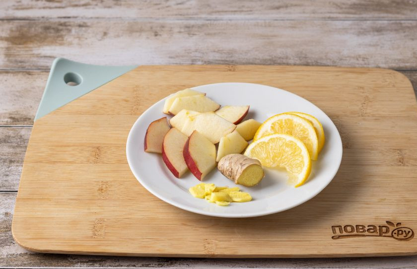 1. Этап. Чай с имбирем, лимоном и яблоками: Яблоко и лимон нарежьте ломтиками, а имбирь очистите и порежьте на тонкие пластины.