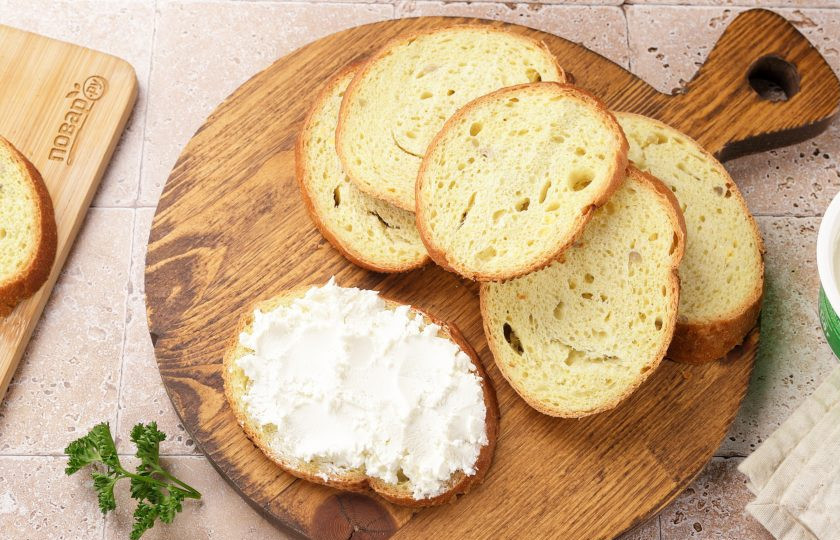 1. Этап. Бутерброды к пиву на скорую руку: Намажьте каждый ломтик хлеба творожным сыром. Если время позволяет, можете подсушить хлеб на сковородке или в духовке. Творожный сыр можете заменить плавленым сливочным без добавок или другими сырами, например, моцареллой или фетой. Можно просто использовать сливочное масло.