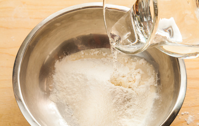 1. Этап. Азербайджанские чебуреки с зеленью: Смешайте муку, соль, добавьте воду.