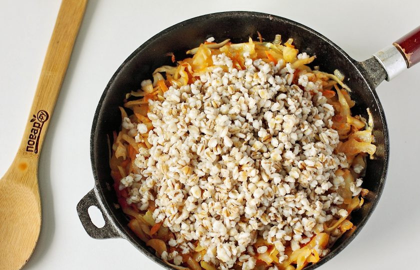 1. Этап. Тушеная капуста с перловкой: Теперь соедините капусту с готовой перловой крупой.