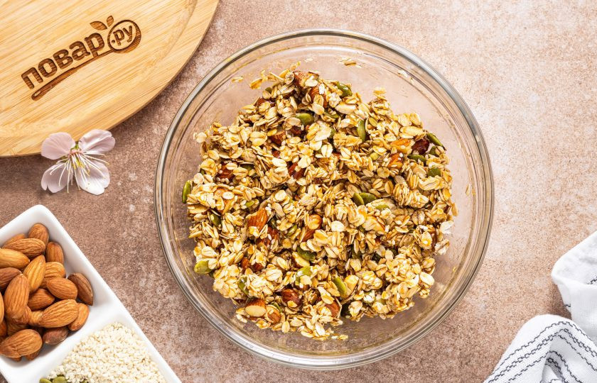 1. Этап. Гранола в аэрогриле: Перемешайте, чтобы масло и сироп равномерно распределились по всем хлопьям.