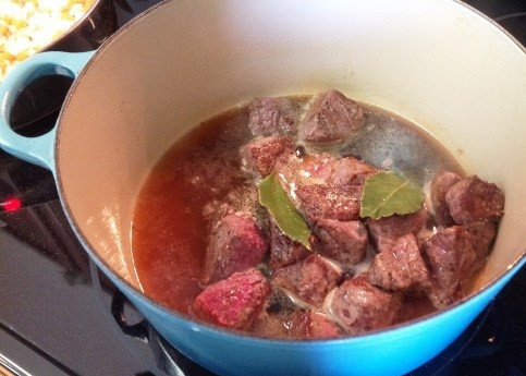 1. Этап. Суп (борщ) с мясом: Затем перекладываем обжаренное мясо в кастрюлю, заливаем мясным бульоном и добавляем лавровые листья.