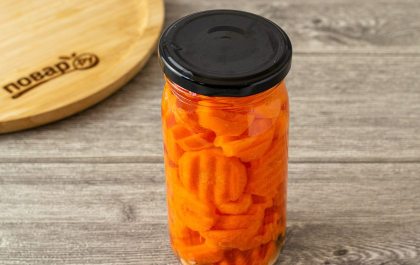 1. Этап. Маринованная морковь на зиму: Влейте в банку кипяток. Прикройте банку и оставьте на 10-15 минут.