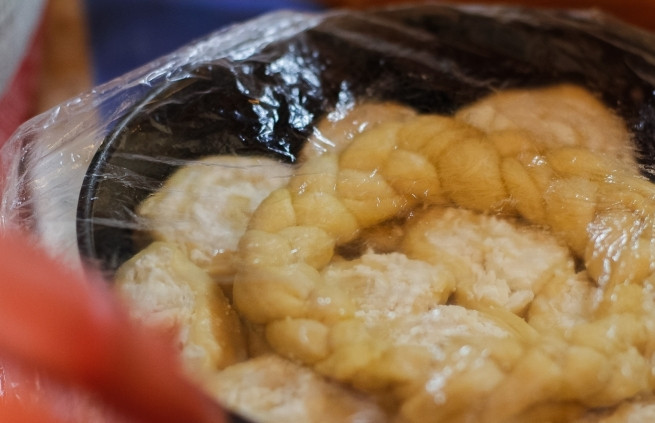 1. Этап. Тутманик: Выкладываем косичку в форму на пирог, накрываем форму пищевой пленкой и ставим на 15 минут в теплое место.