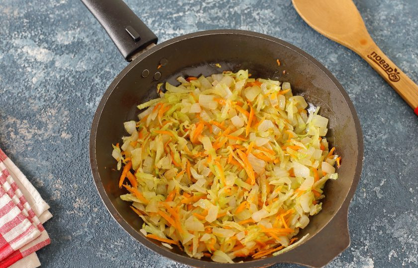 1. Этап. Картофель с редькой: В сковороде разогрейте масло. Выложите лук, морковь, редьку и обжарьте до мягкости.