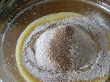 1. Этап. Шоколадный рулет с творожным кремом: И добавим смесь муки и какао в яично-сахарную смесь.