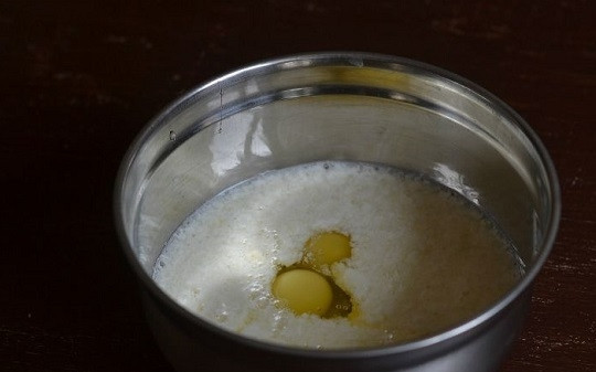 1. Этап. Оладьи с кислым молоком: 2. Вбейте яйца.