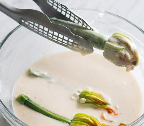 1. Этап. Овощные цветы с фаршем: 5. Смешайте муку и холодную воду, добавьте соль. Каждый цветок окуните в кляр, обжарьте цветы на раскаленной сковороде под закрытой крышкой до готовности начинки.