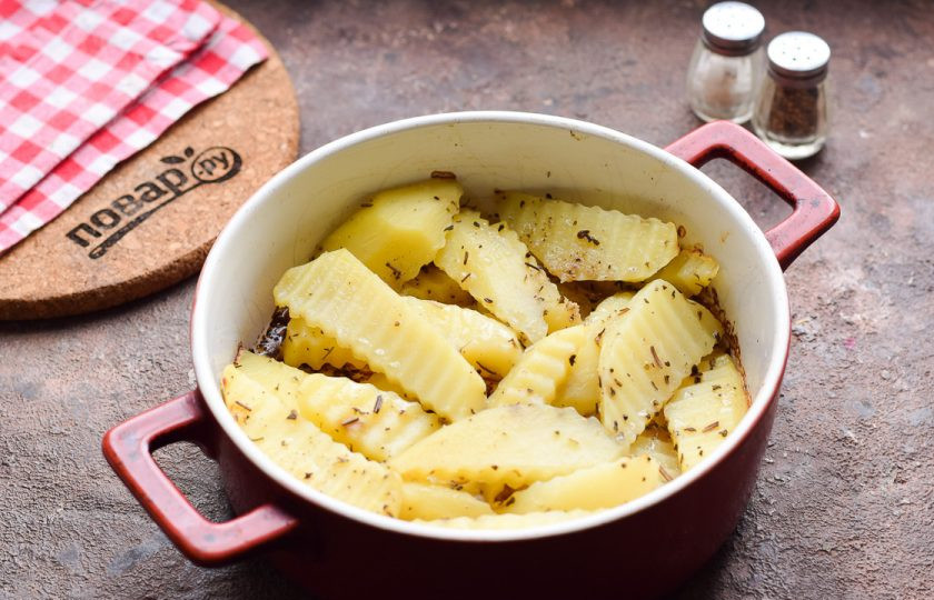 1. Этап. Картошка с базиликом в духовке: Форму оберните фольгой и уберите в разогретую до 180 градусов духовку. Запекайте картофель 45 минут. Спустя время фольгу уберите и готовьте картофель еще 5-7 минут. Вот и все, картошка с базиликом в духовке готова к подаче.