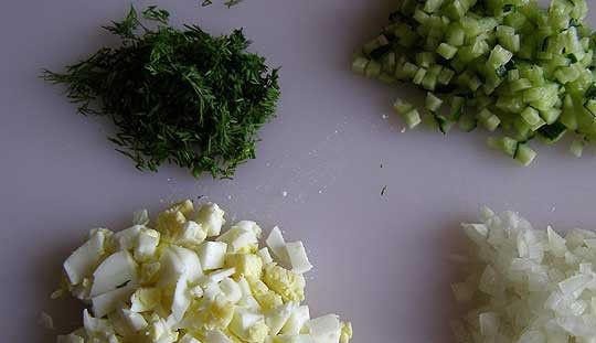 1. Этап. Тарталетки с сайрой: Режем все мелко на кубики.