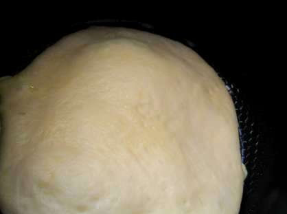 1. Этап. Хачапури с сыром в мультиварке: Теперь смазываем чашу мультиварки растительным маслом и выкладываем в нее лепешку. Выбираем режим 