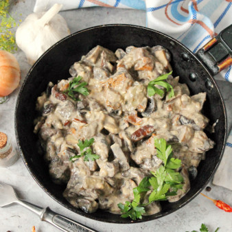 Грибы на сковороде со сметаной и сыром