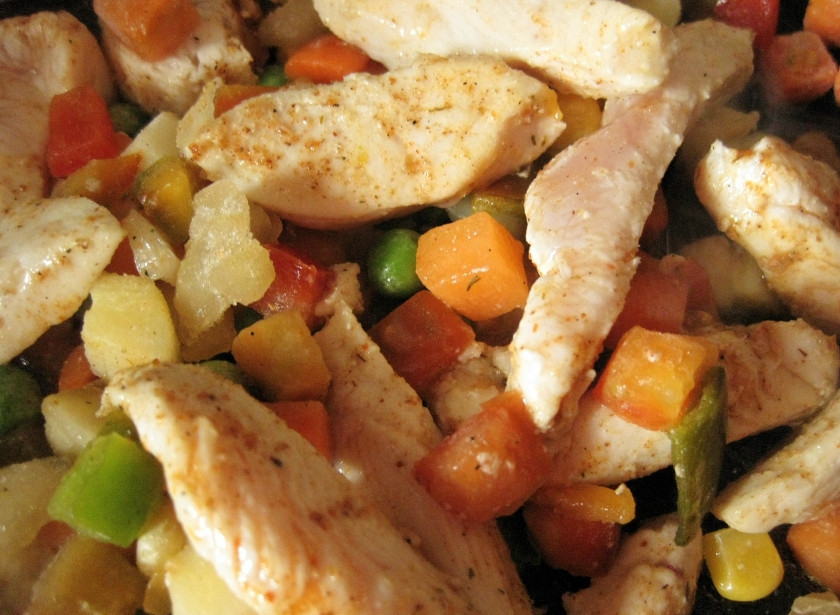 1. Этап. Курица с овощами и рисом: Затем обжарить на растительном масле в течение нескольких минут, после добавить овощи. Я использовала мексиканскую смесь (морковь, сладкий перец, зеленый горошек, кукуруза, стручковая фасоль и картошка). Посолить, поперчить, приправить специями и обжаривать на протяжении 5 минут.