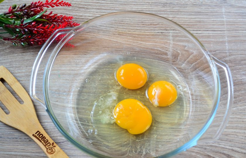 1. Этап. Блинница: Первым делом приготовьте тесто на блины. Яйца взбейте со щепоткой соли.