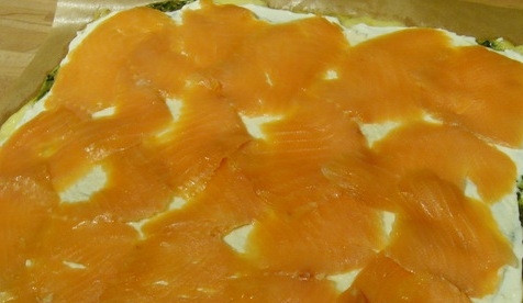 1. Этап. Сырный рулет с лососем: Нарезаем рыбку тонкими ломтиками, раскладываем её тоже равномерно.