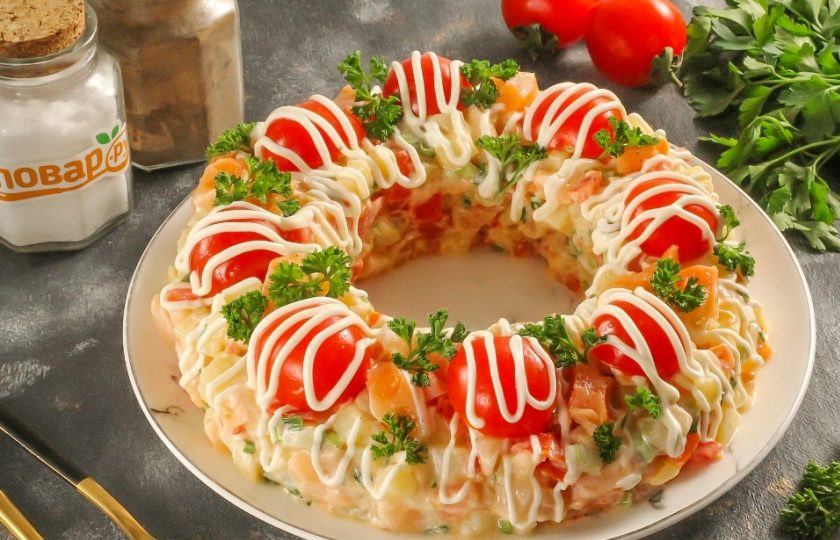 1. Этап. Салат Русские традиции с красной рыбой: Подайте красочный салат на праздничный стол.