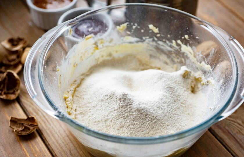 1. Этап. Австрийское Линцерское печенье: К полученной однородной массе просейте муку с разрыхлителем, добавьте щепотку соли.