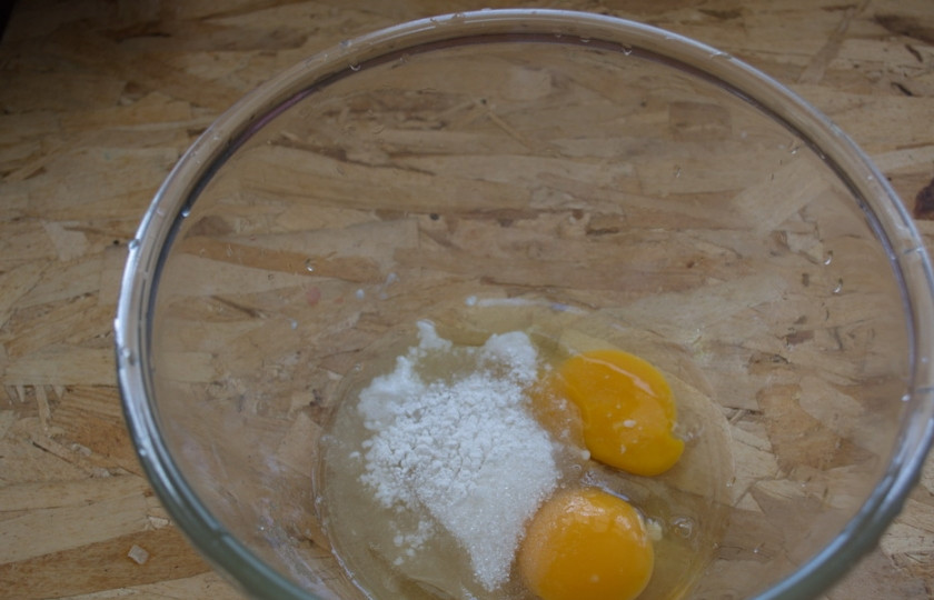 1. Этап. Блины (классический рецепт): В миску вбейте 2 яйца. Добавьте сахар, соль, разрыхлитель.