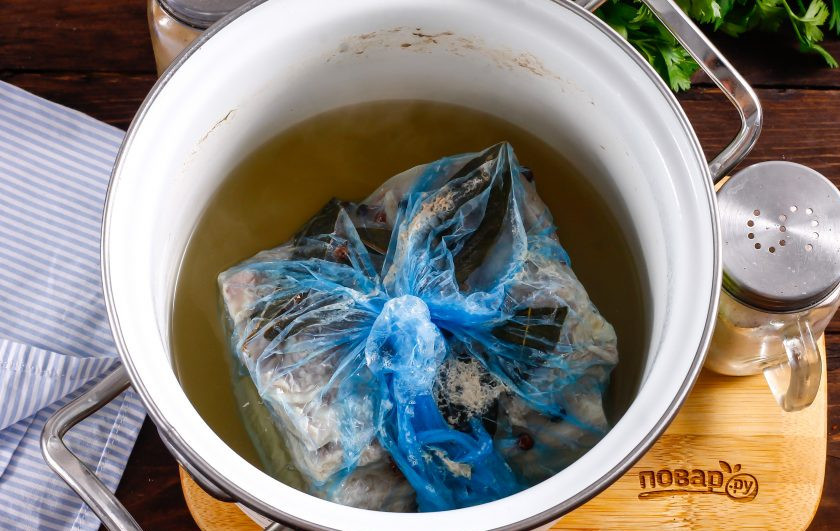 1. Этап. Свиная брюшина вареная в пакете: Если воды на дне кастрюли останется мало, то долейте еще в процессе варки.