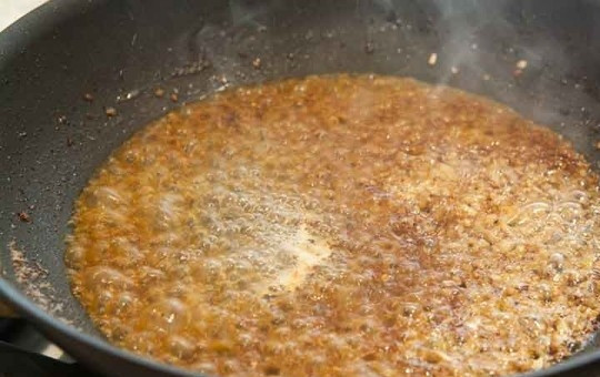 1. Этап. Говяжий стейк с соусом: 2. Смешайте бульон, Вустерширский соус, горчицу, томатную пасту. Влейте в сковороду коньяк и выпарите спирт, влейте бульон и доведите до кипения, затем варите около 2-3 минут до образования густой массы.