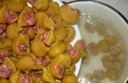 Фаршированные ракушки под сливочным соусом 1. Этап. Фаршированные ракушки под сливочным соусом: 3. После закипания воду подсолить, затем отправить туда ракушки. Варить на среднем огне около 5-7 минут.