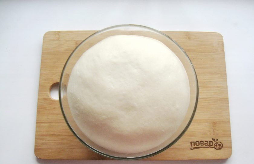 1. Этап. Тесто для пиццы дрожжевое: Выложите тесто в миску, накройте пищевой пленкой и поставьте в теплое место до увеличения в объеме в два-три раза.