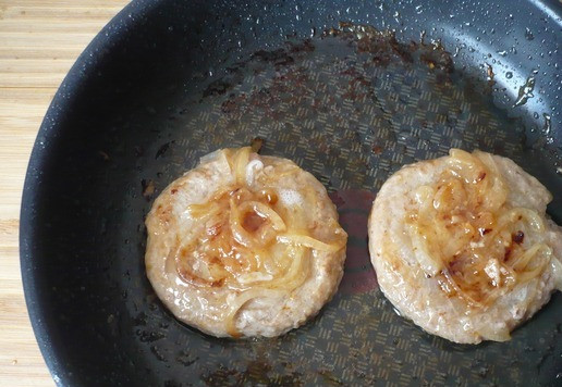 1. Этап. Двойной чизбургер Чили с жареным луком: Снова переверните котлеты вместе с луком.