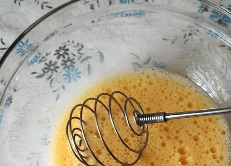 1. Этап. Бисквит на кефире: 1. На начальном этапе своего приготовления разбейте яйца и продолжайте взбивать их до тех пор, пока не образуется пена.