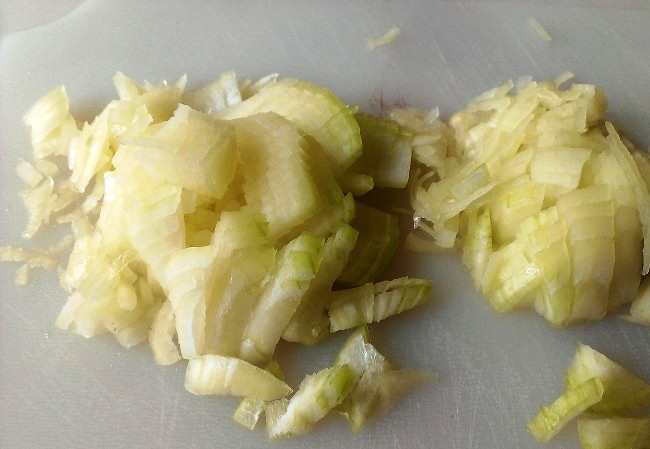 1. Этап. Говядина кусочками в мультиварке: Измельчите лук.