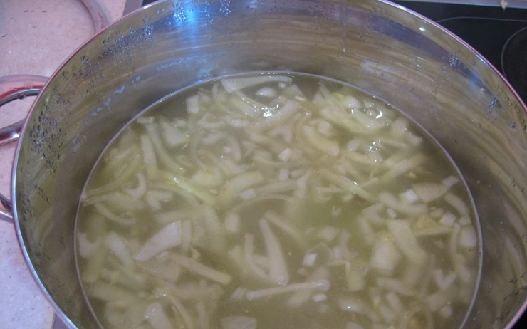 1. Этап. Суп с морепродуктами: Когда сельдерей сварен, добавьте к нему зажарку. Варите ещё 5 минут.